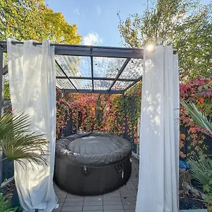 https://modern-2bed-pad-w-hot-tub.cambridgehotelsuk.com
